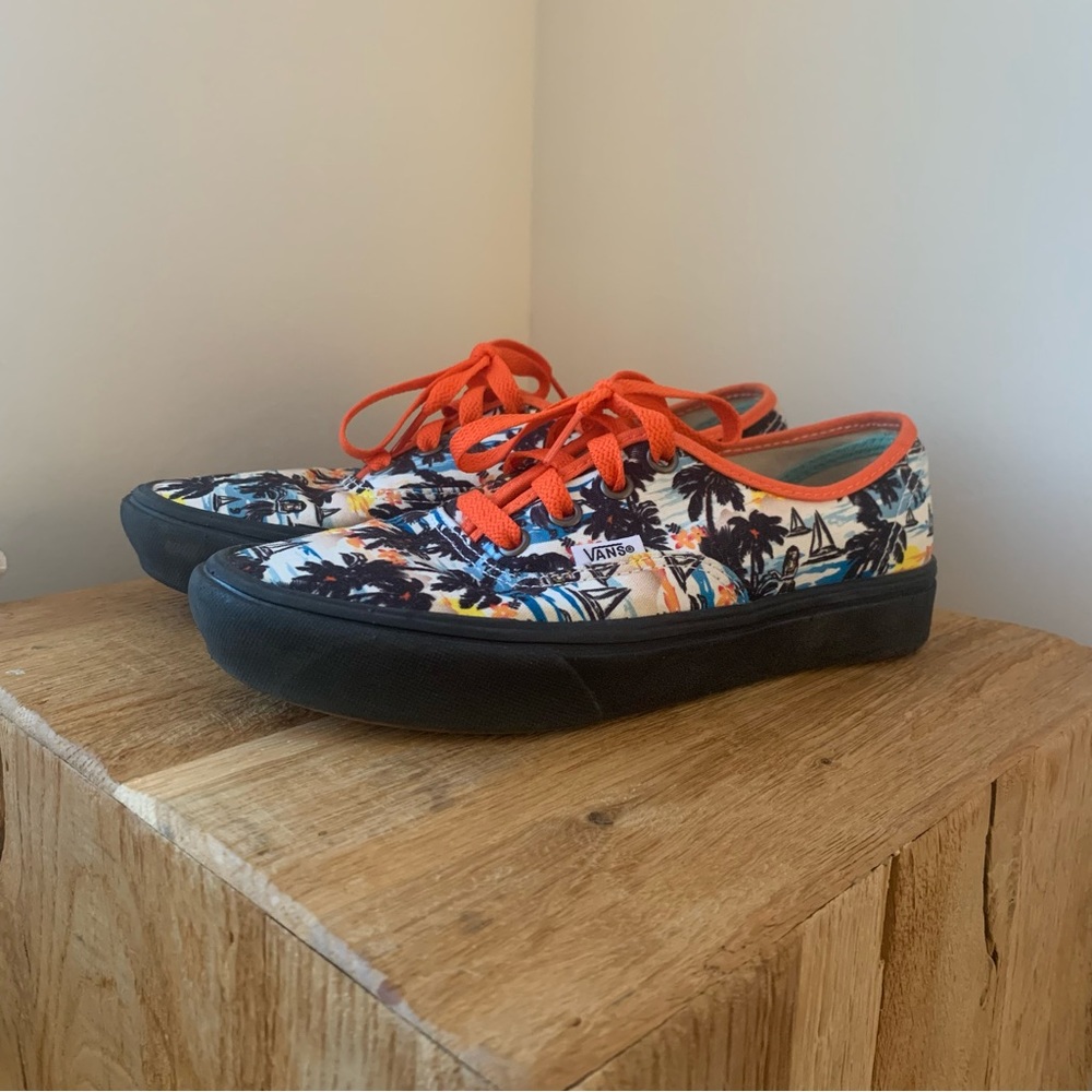 Vans size 5 with Hawaii Scene printed on shoe. Great condition.